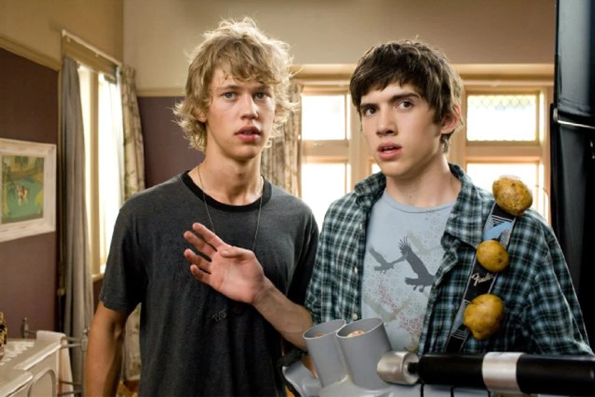 Carter Jenkins y Austin Robert Butler en pequenos-invasores