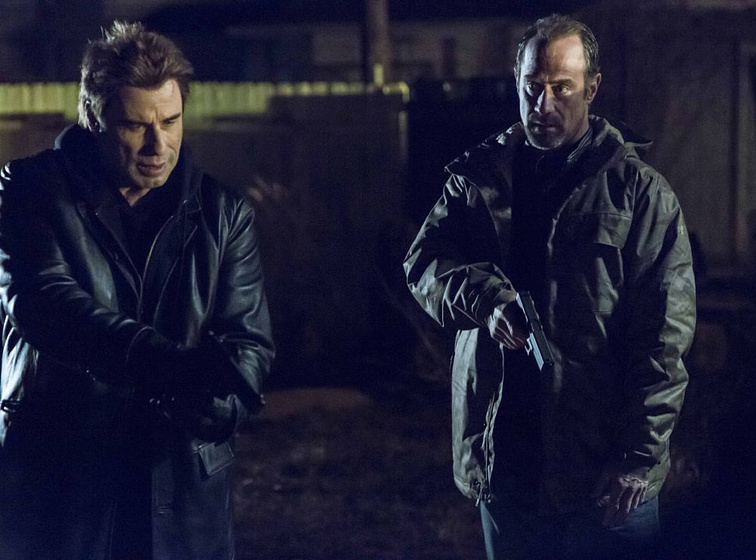 John Travolta y Christopher Meloni en Yo Soy la Venganza