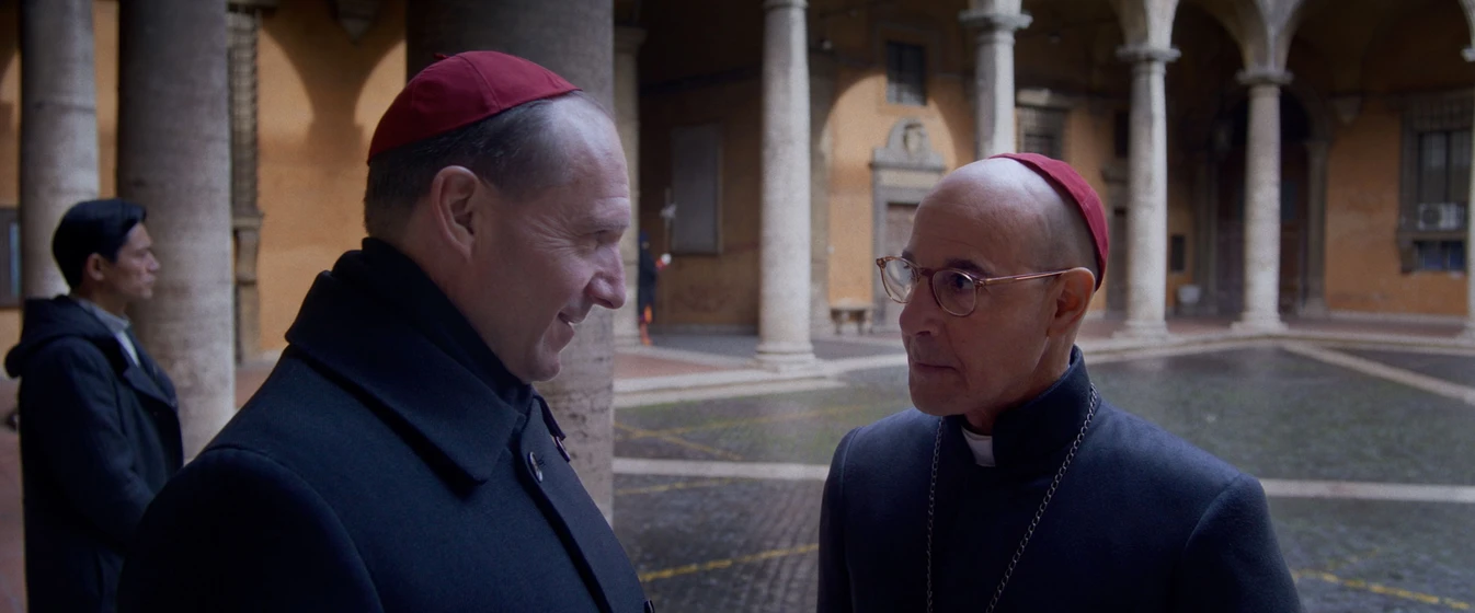 Stanley Tucci y Ralph Fiennes en conclave