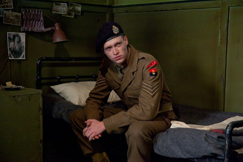 Caleb Landry Jones en Reina y Patria