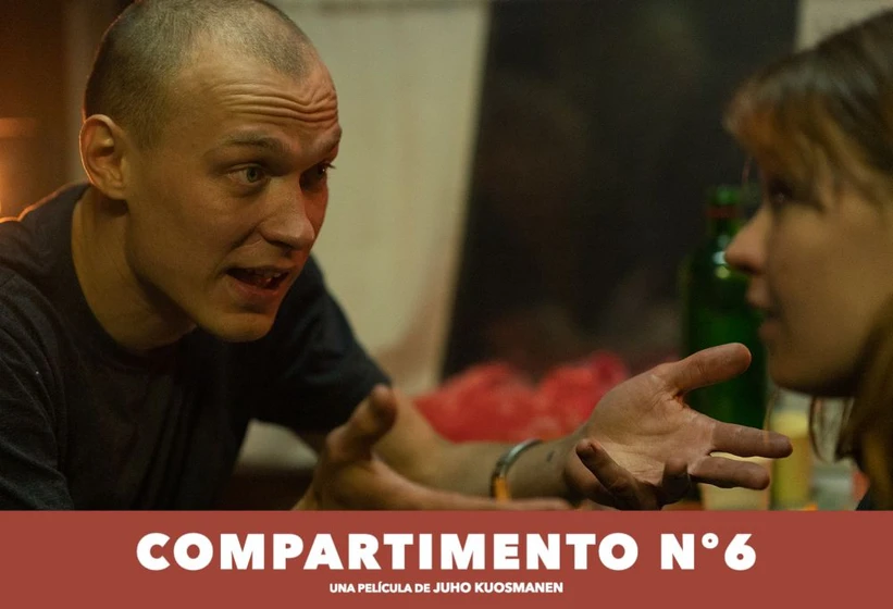 Yuriy Borisov y Seidi Haarla en compartimiento-n-6