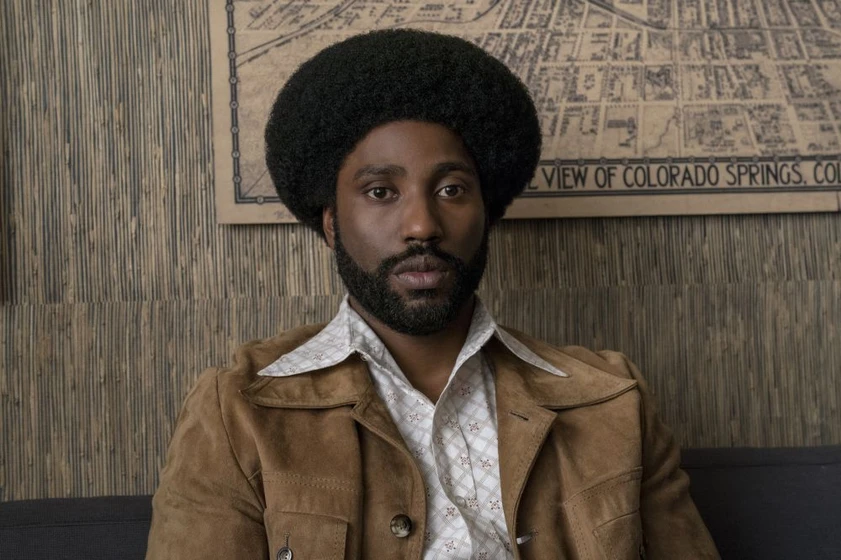 John David Washington en infiltrado-en-el-kkklan