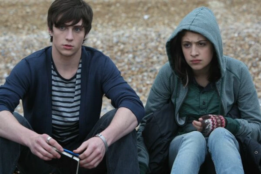 Aaron Taylor-Johnson y Georgia Groome en mi-gato-angus-mi-primer-morreo-y-el-plasta-de-mi-padre