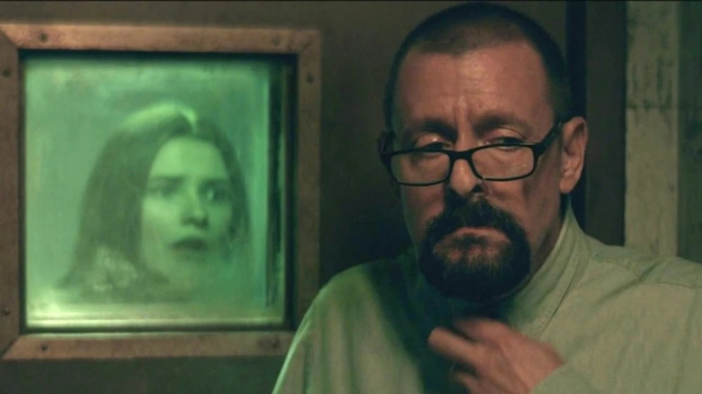 Judd Nelson en girl-in-the-basement