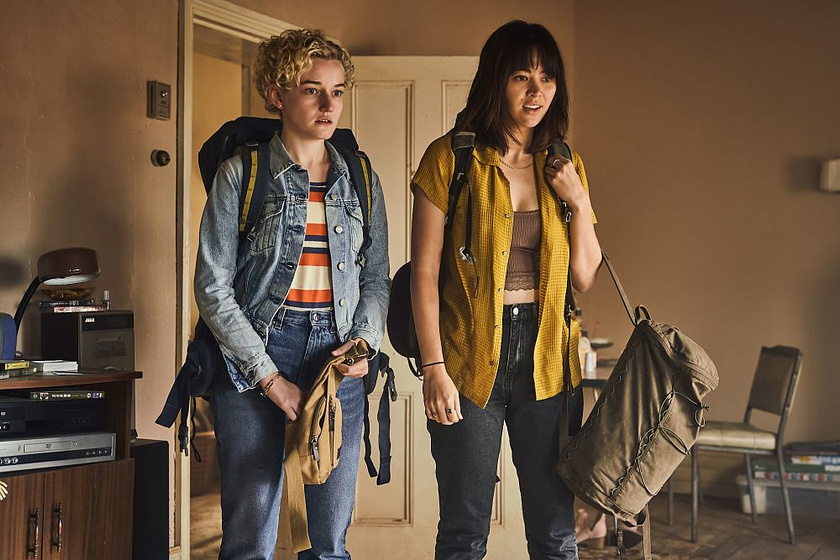 Julia Garner y Jessica Henwick en Hotel Royal