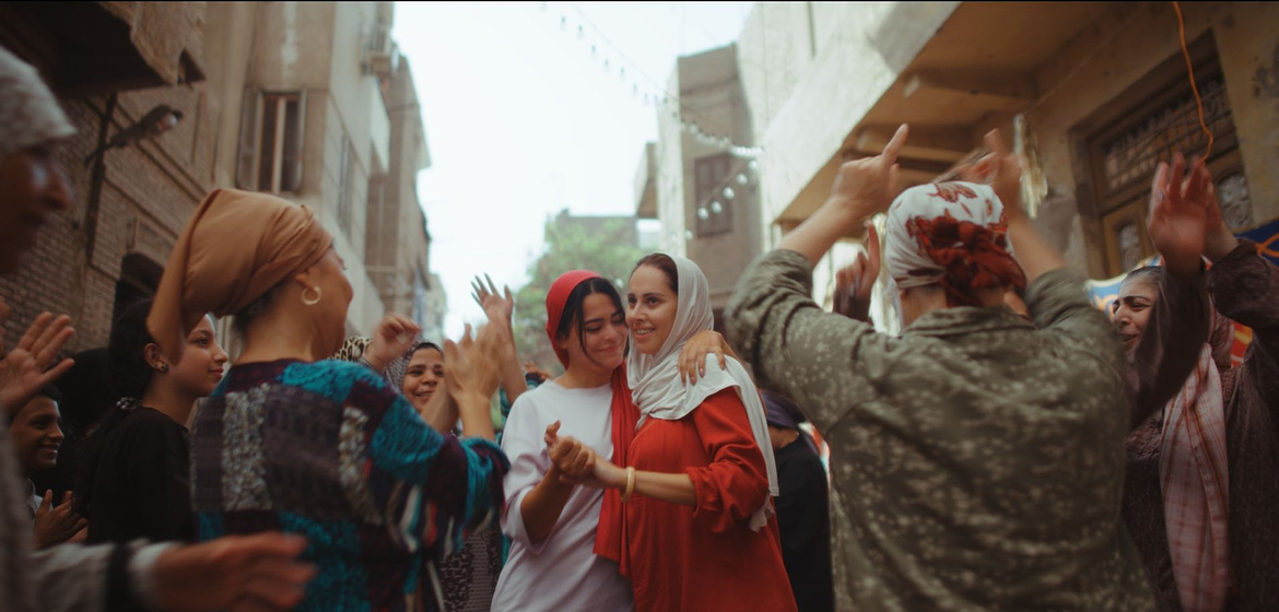 Yasmine Raeis en The Inevitable Journey to find a wedding dress