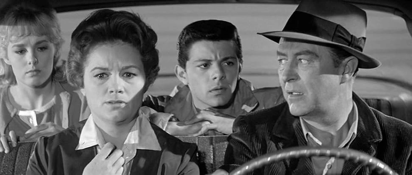Frankie Avalon, Jean Hagen, Ray Milland y Mary Mitchel en panico-infinito