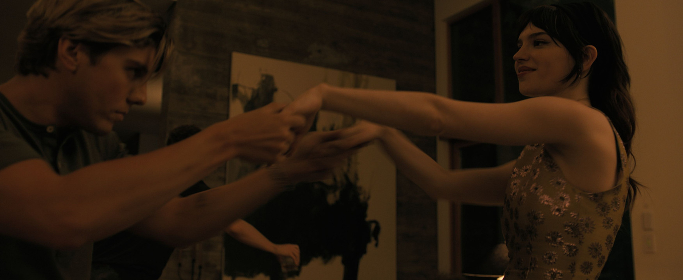 Lukas Gage y Sophie Thatcher en La Acompañante