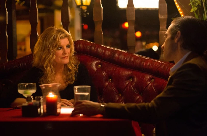 Rene Russo y Jake Gyllenhaal en nightcrawler