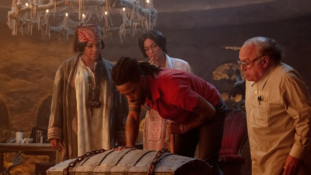 Danny DeVito, Rosario Dawson, Tiffany Haddish y Lakeith Stanfield en Mansión Encantada