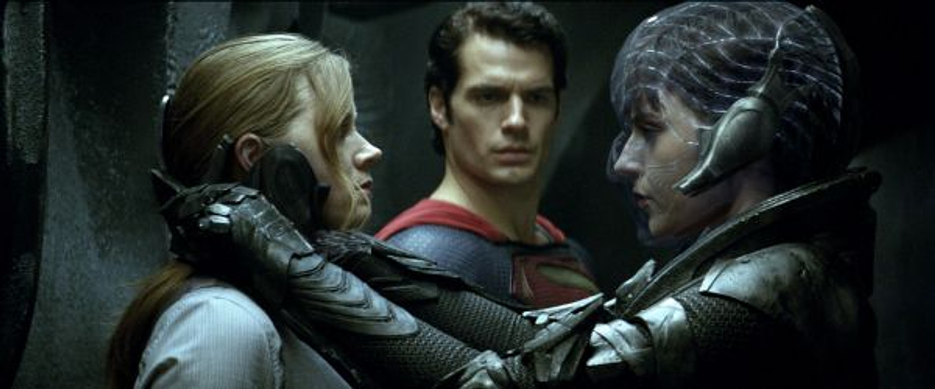 Henry Cavill, Amy Adams y Antje Traue en El Hombre de Acero