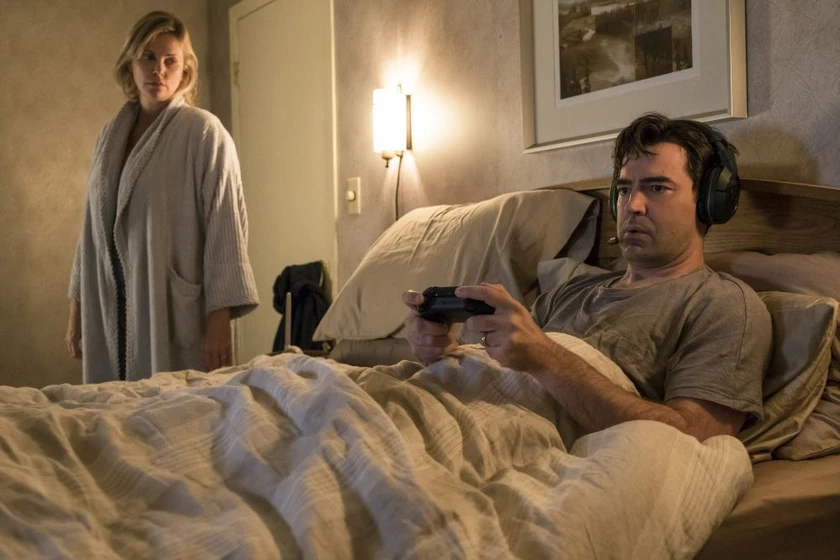 Charlize Theron y Ron Livingston en tully