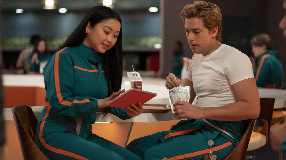Cole Sprouse y Lana Condor en moonshot