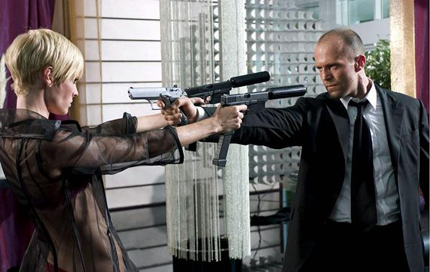 Jason Statham y Kate Nauta en Transporter 2