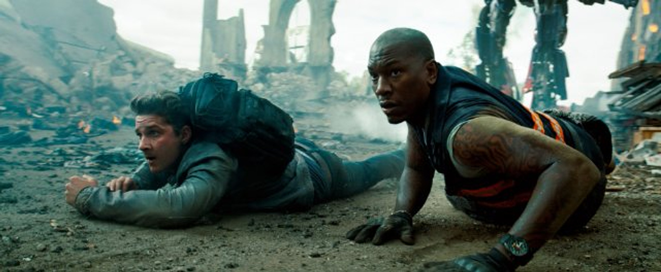 Tyrese Gibson y Shia LaBeouf en Transformers: El lado oscuro de la Luna