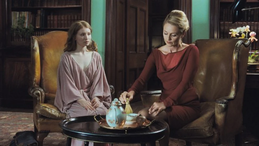 Emily Browning y Rachael Blake en sleeping-beauty