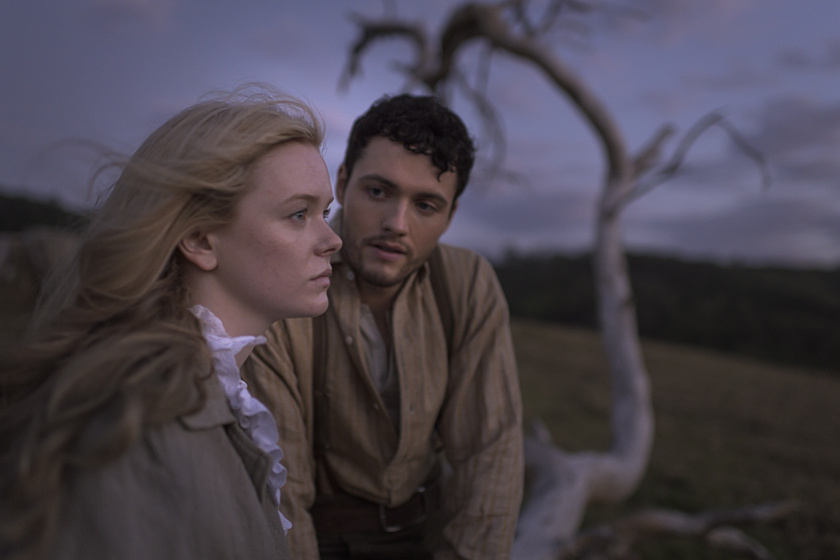 Abigail F. Cowen y Tom Lewis en Amor Redentor