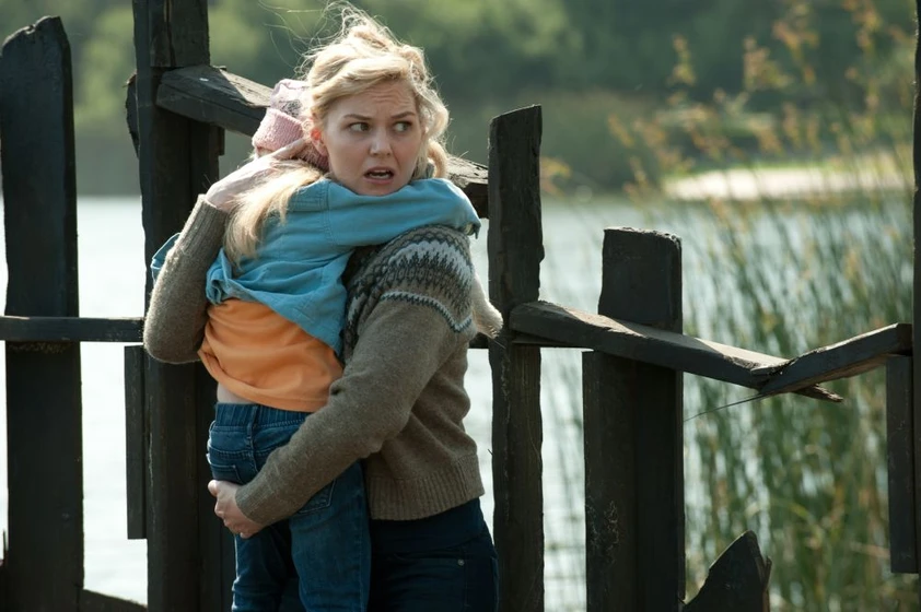 Jennifer Morrison y McKenna Grace en amityville-el-despertar