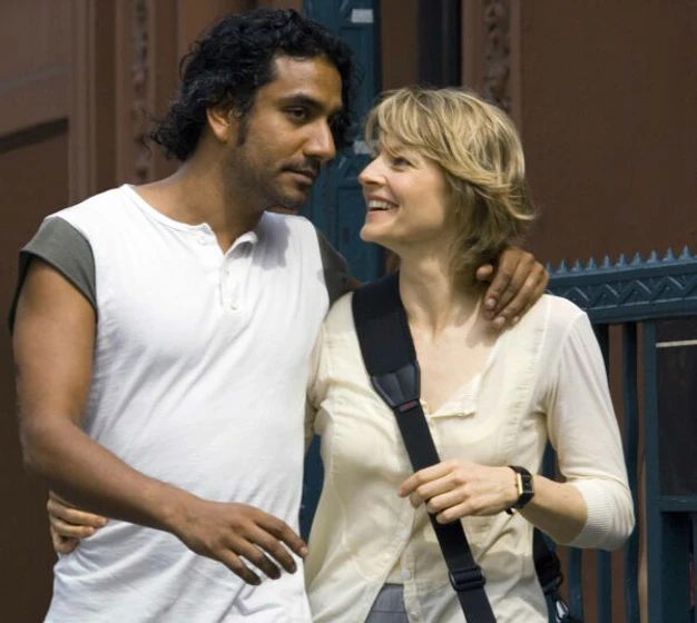 Jodie Foster y Naveen Andrews en la-extrana-que-hay-en-ti