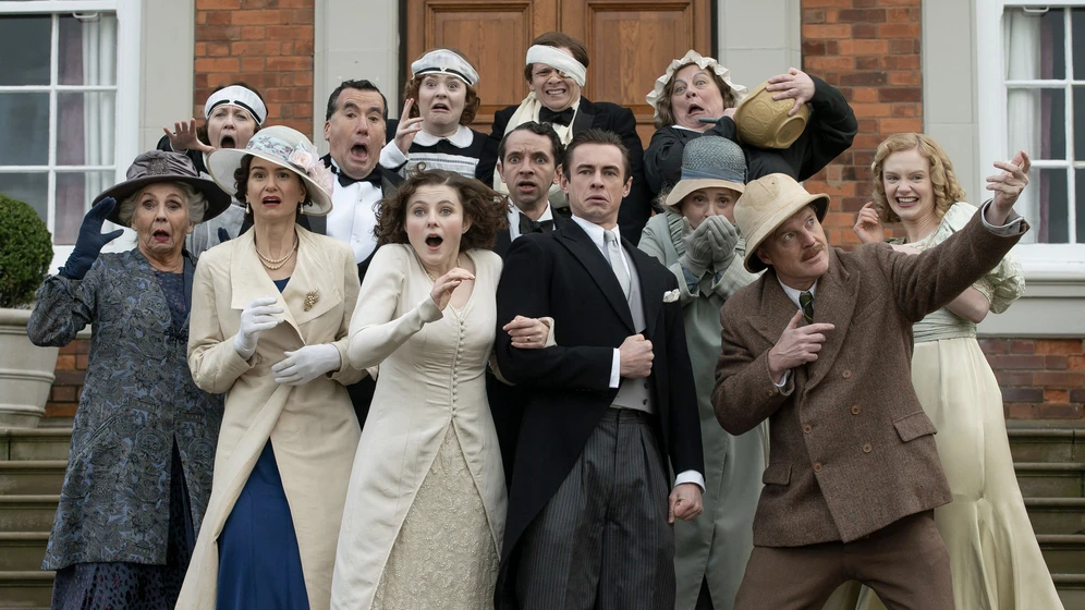 Thomasin McKenzie, Emma Laird y Ben Radcliffe en fackham-hall