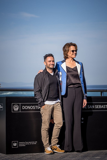 Sigourney Weaver y J.A. Bayona en Un Monstruo viene a verme (San Sebastián 2016)
