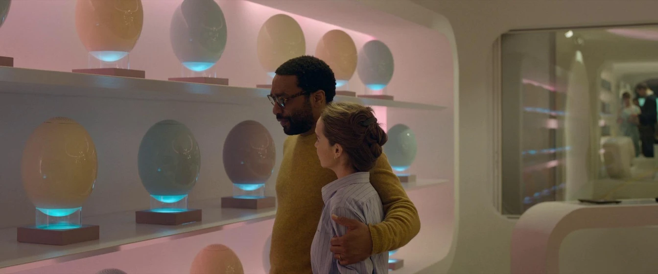 Chiwetel Ejiofor y Emilia Clarke en generacion-capsula