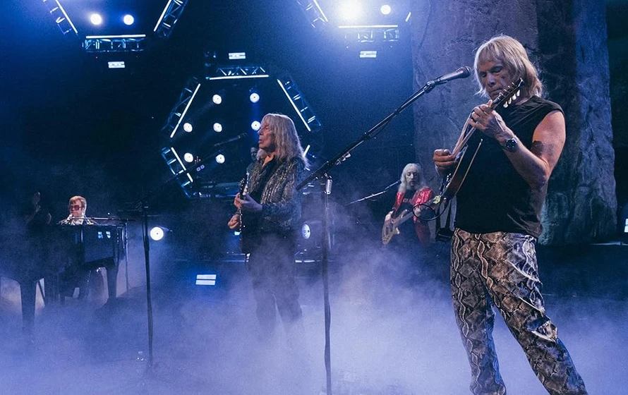 Michael McKean, Christopher Guest, Elton John y Harry Shearer en spinal-tap-ii-the-end-continues
