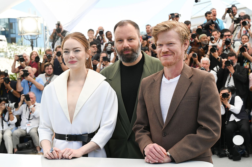 Jesse Plemons, Emma Stone y Yorgos Lanthimos en Kinds of Kindness (Mayo 2024)