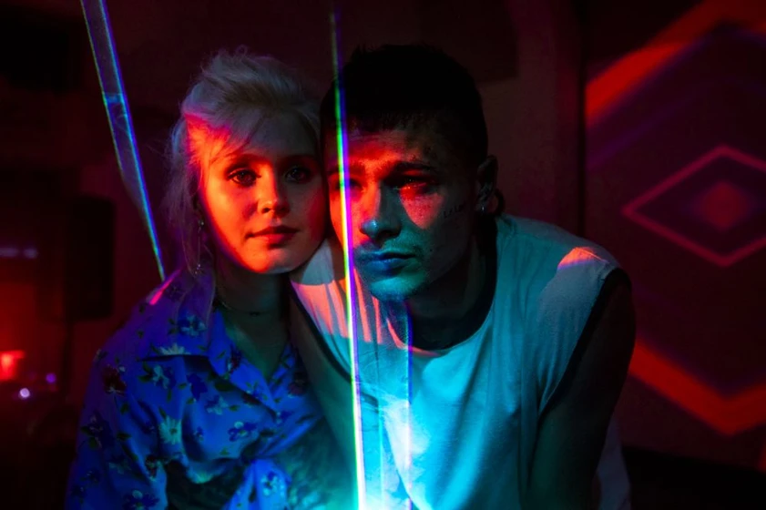 Toby Wallace y Eliza Scanlen en el-glorioso-caos-de-la-vida