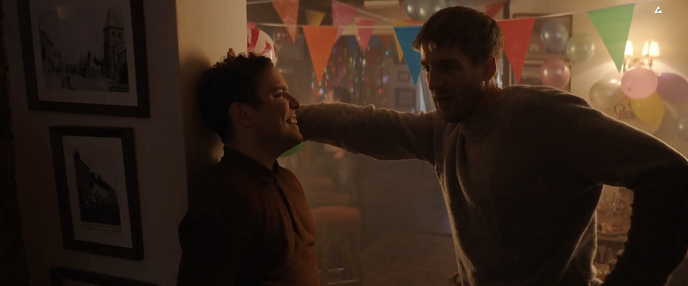 Joshua McGuire y Tom Stourton en Todos me odian