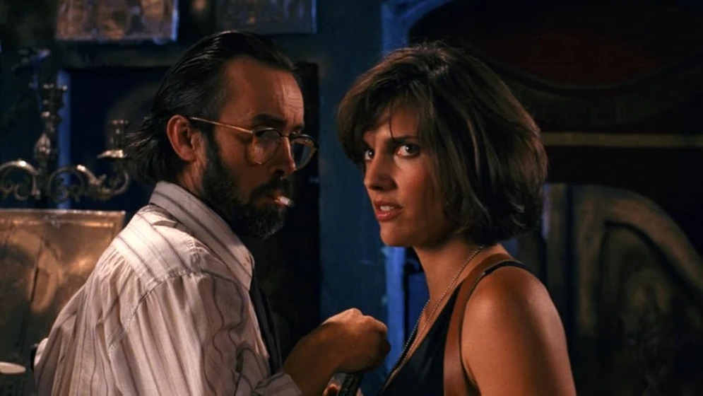 Jeffrey Combs y Ashley Laurence en lurking-fear