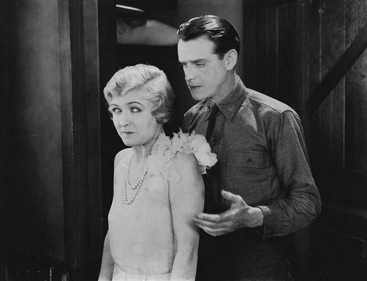 John Harron y Laura La Plante en finders-keepers-1928