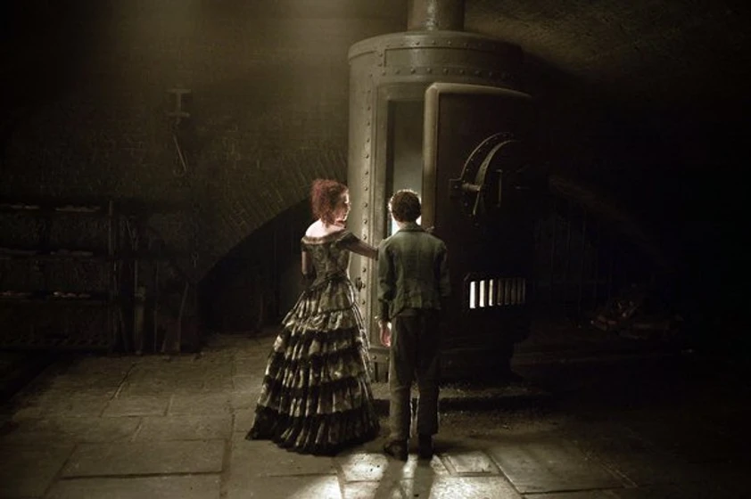 Helena Bonham Carter y Ed Sanders en sweeney-todd-el-barbero-diabolico-de-la-calle-fleet
