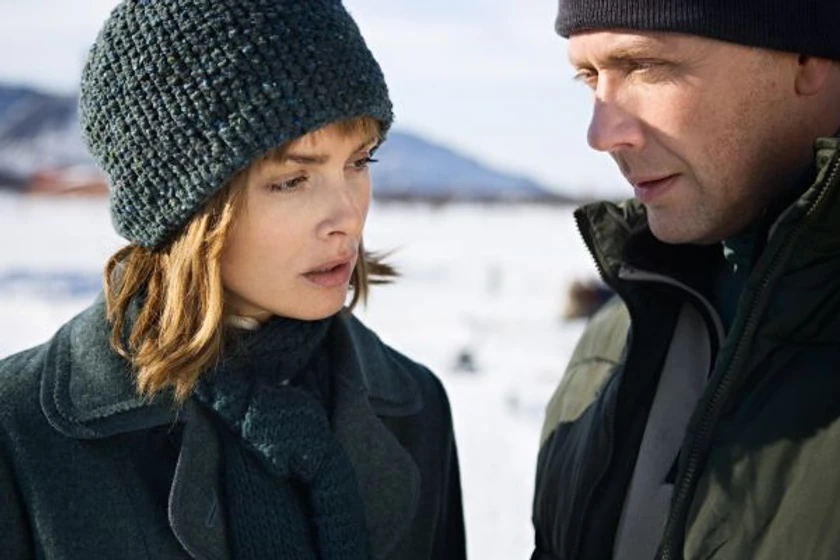 Izabella Scorupco y Mikael Persbrandt en aurora-boreal
