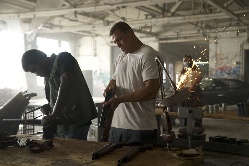 Alan Ritchson y Lionel Boyce en motor-city