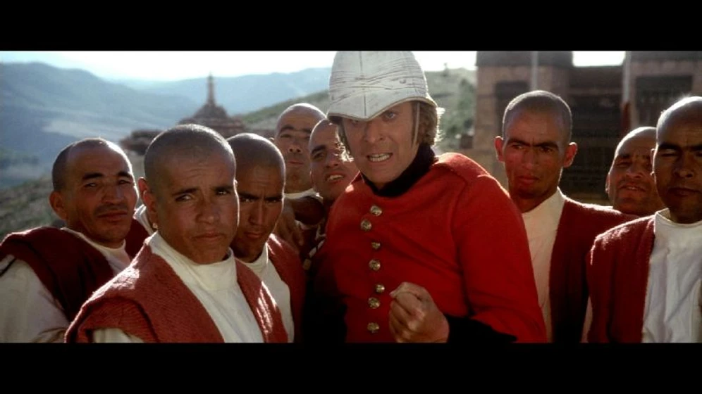 Michael Caine en el-hombre-que-pudo-reinar