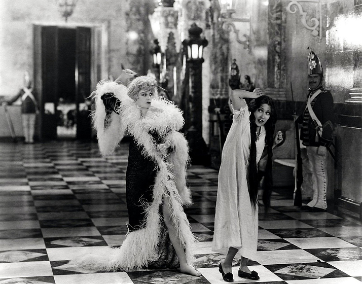Gloria Swanson y Seena Owen en La Reina Kelly