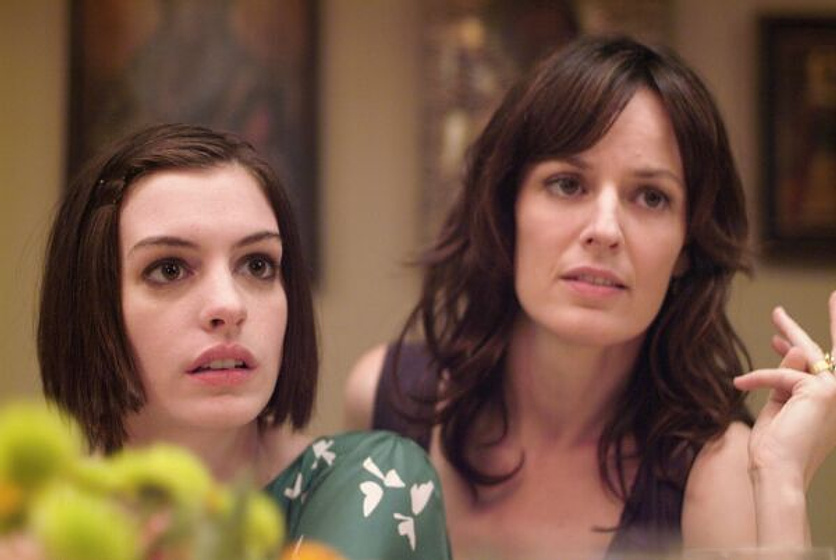 Anne Hathaway y Rosemarie DeWitt en La Boda de Rachel