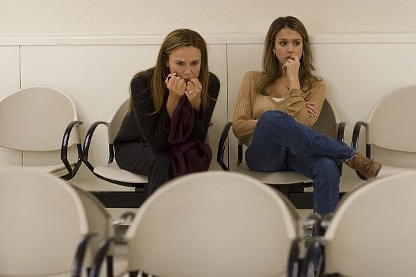 Lena Olin y Jessica Alba en Despierto