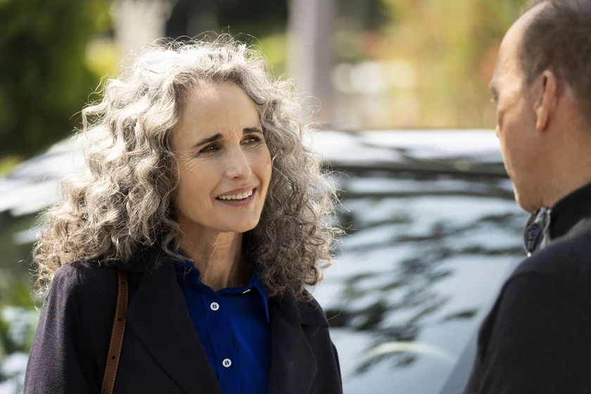 Andie MacDowell en con-el-agua-al-cuello-2024