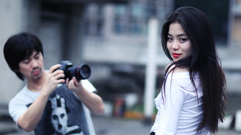 Xiaoxi Xu y Sherry Ruihong Xia en ni-jing-no-robaras (Ni Jing: No Robarás Promo - director Roberto F. Canuto y actriz Sherry Xia Ruihong)