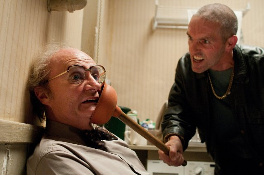 Jim Broadbent y Louis Dempsey en El Atlas de las nubes