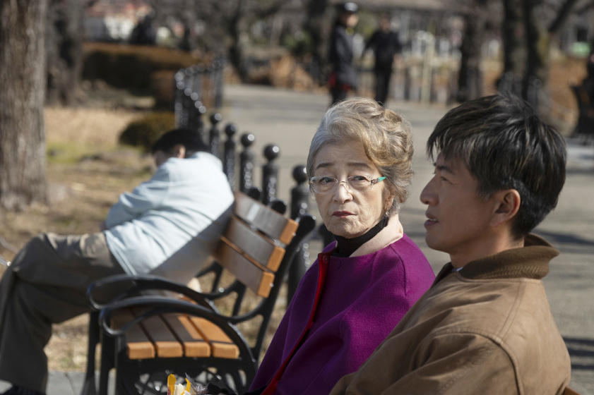 Takuya Kimura y Chieko Baisho en un-taxi-en-tokio