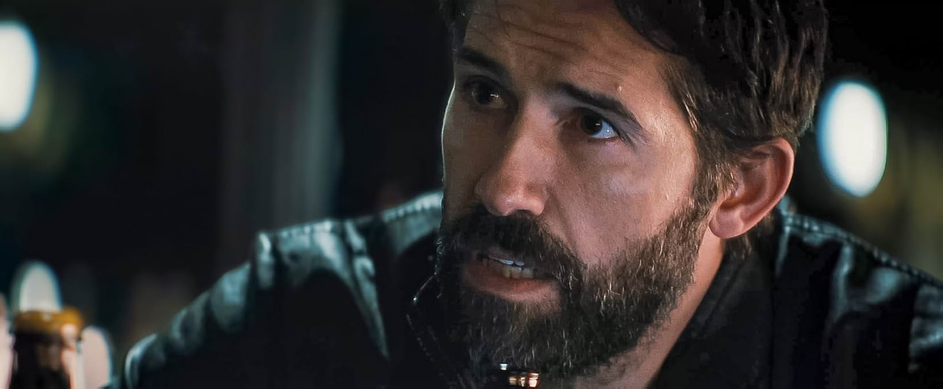 Scott Adkins en Luces Fuera