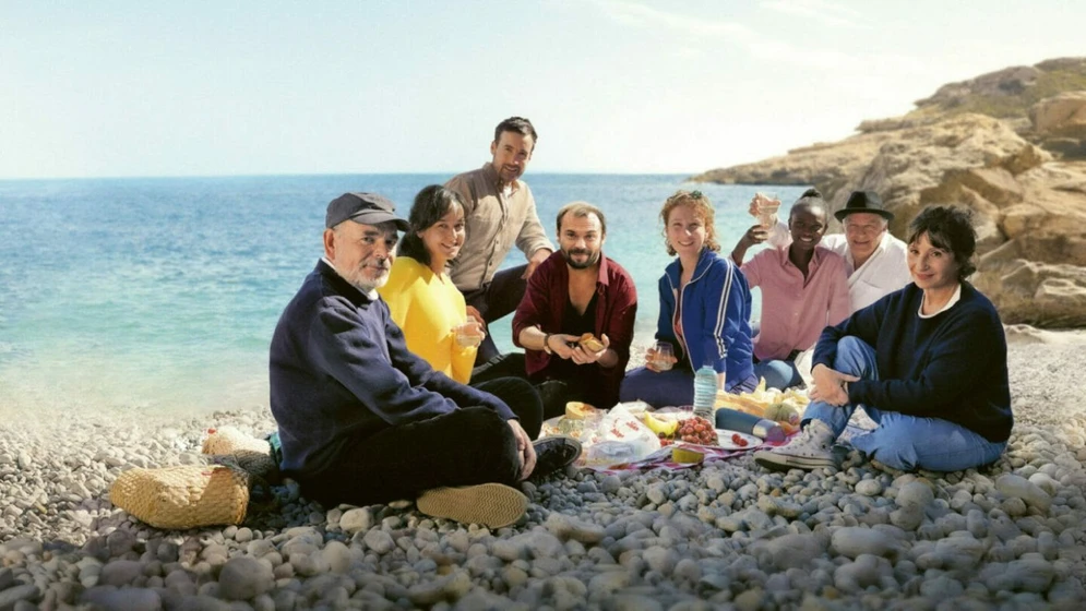 Ariane Ascaride, Jean-Pierre Darroussin, Gérard Meylan, Lola Naymark, Grégoire Leprince-Ringuet, Pauline Caupenne y Alicia Da Luz Gomes en que-la-fiesta-continue
