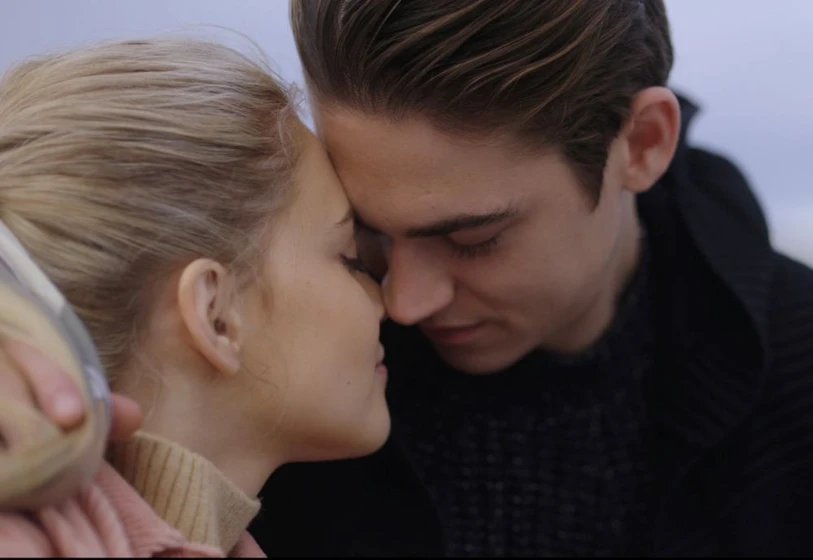 Josephine Langford y Hero Fiennes Tiffin en after-almas-perdidas