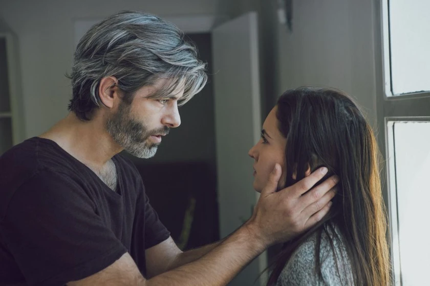 Ivana Baquero y Julio Perillán en demonios-tus-ojos