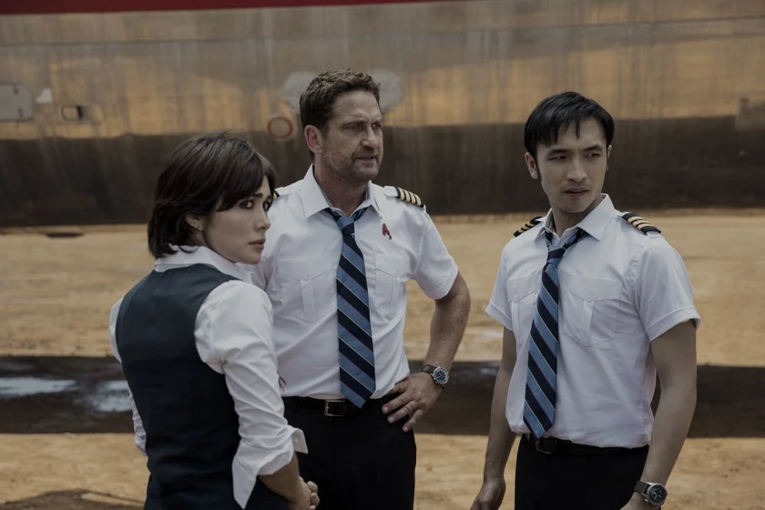 Gerard Butler, Daniella Pineda y Yoson An en el-piloto