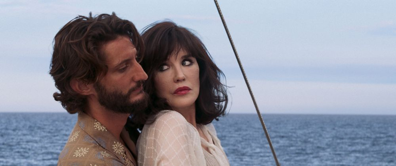 Isabelle Adjani y Pierre Niney en Los Amantes del Engaño