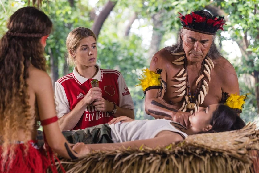 Wayne Charles Baker, Emily Bett Rickards y Lumi Pollack en emma-y-el-jaguar-negro